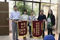 這兩面錦旗的背后，是對“群眾利益無小事”的堅守